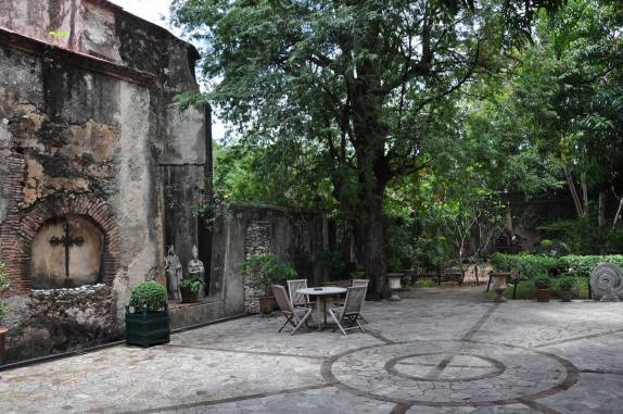 Uma convidativa mesa em jardim de Santo Domingo, capital da República Dominicana